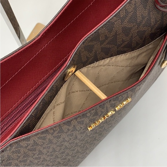 MICHAEL KORS
Jet Set Large Logo Shoulder Bag - Picture 9 of 15